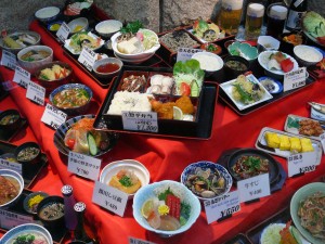 faux plats dans la vitrine d'un restaurant japonais